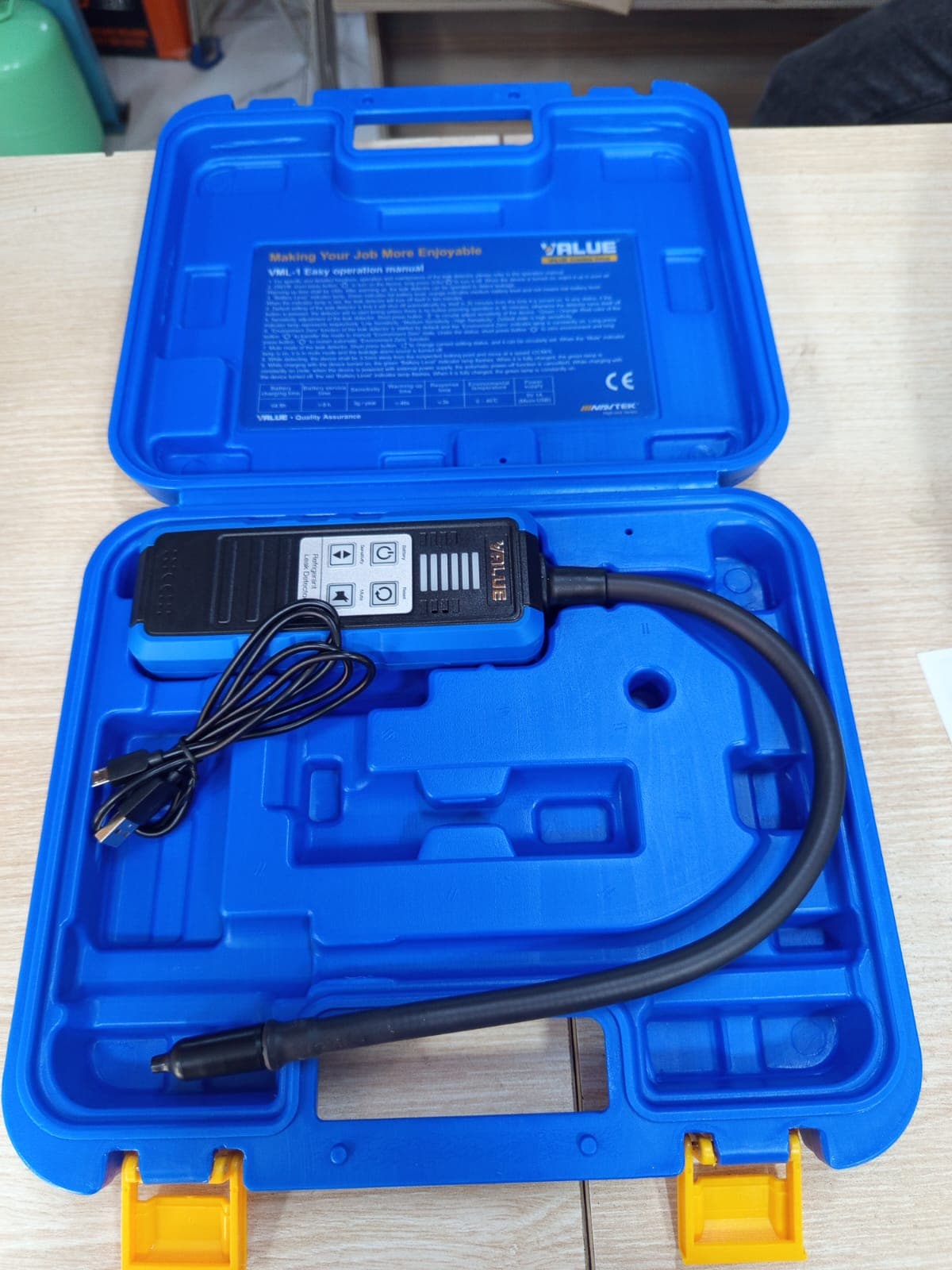 Refrigerant leak detector